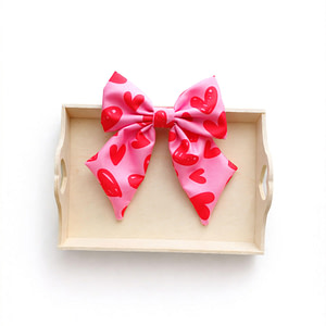 Inicio Pink Valentine hair bow with red hearts on wooden tray