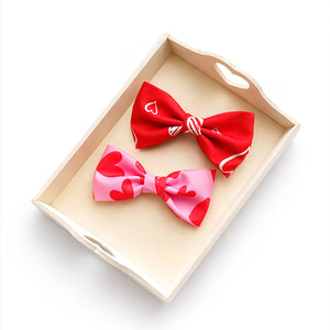 Inicio Set of Valentine hair bows in pink and red with heart pattern on wooden tray